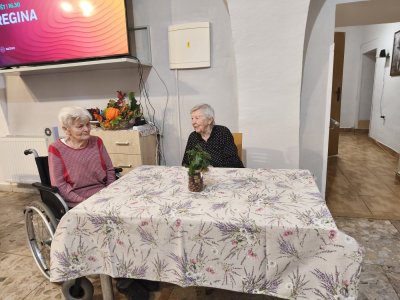 Nové obrusy na stoly a sedáky na sedačky pre našich seniorov