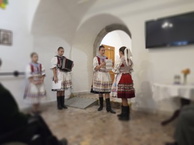 Pekným spevom nás potešili ziačky zo ZŠ v Pliešovciach