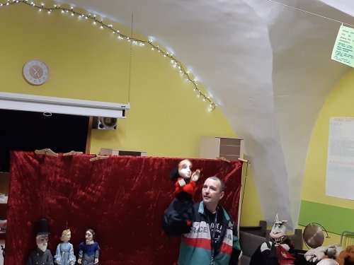 Bábky, marionety, či maňušky, to všetko si mohli klienti prezrieť priamo v našej spoločnej obývačke, do ktorej zavítali divadelníci z Bábkového divadla na Rázcestí z Banskej Bystrice....<br /> Bábkové divadlo v DSS Ladomerská Vieska (16.12.2020)