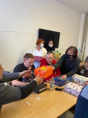 22.12.2022 KOĽKO LÁSKY SA ZMESTÍ DO KRABICE OD TOPÁNOK