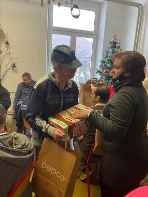 22.12.2022 KOĽKO LÁSKY SA ZMESTÍ DO KRABICE OD TOPÁNOK