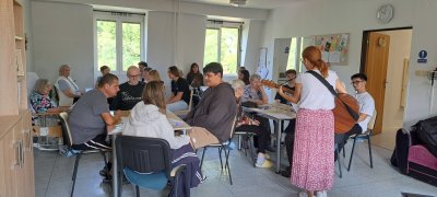 Dňa 03.09.2025 k nám tradične zavítali študenti z EGT spolu s pani učiteľkou Ing. Erikou Guzmovou. Pre našich prijímateľov si pripravili zaujímavý dopoludňajší program, ktorý sa niesol v duchu hudby, spevu piesní a nechý...<br /> Bingo so študentmi z EGT