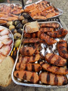 V letnom období je náš vonkajší areál miestom pre relax, oddych a užívanie si hrejivých slnečných lúčov. Ak sa ale spomenie slovo letná grilovačka, záhrada sa v tom okamihu dvojnásobne zaplní našimi obyvateľmi, ktorí do...<br /> Letné grilovanie