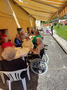 Dňa 9. Septembra sme sa rozhodli užiť si posledné letné dni tohto roku a to guľášovým posedením. Pre prijímateľov nášho zariadenia sme si pripravili posedenie s občerstvením v záhradnej časti. Atmosféru nám spríjemňovali...<br /> Rozlúčka s letom - guľášové posedenie