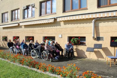 Opadané lístie, žiarivé farby, čerstvo obraté jabĺčka, taká je jeseň. Toto rozprávkové ročné obdobie nám pripomína jeden z významných mesiacov a to október, ktorý je mesiacom úcty k starším....<br /> Deň seniora 2021