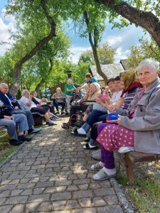 Prvé Júnové dni sme sa rozhodli užiť si teplé slnečné lúče, jemne pofukujúci vetrík a doplniť vitamín D, ktorý je pre imunitný systém nesmierne dôležitý. Tieto chvíle sme sa rozhodli spríjemniť si sladkým osviežením v p...<br /> Zmrzlinové posedenie