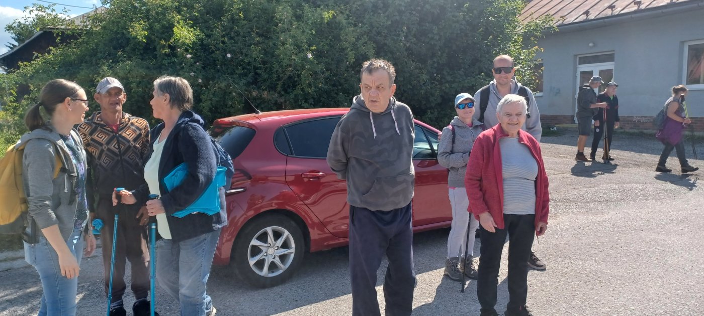 Pochod seniorov Lučatínskym chotárom