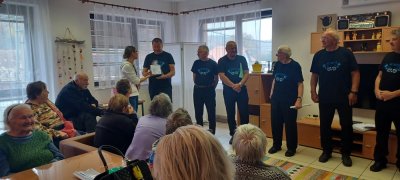 Počas mesiaca úcty k starším nám spríjemnila deň mužská spevácka skupina Borovô z Medzibrodu