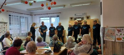 Počas mesiaca úcty k starším nám spríjemnila deň mužská spevácka skupina Borovô z Medzibrodu