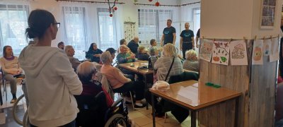 Počas mesiaca úcty k starším nám spríjemnila deň mužská spevácka skupina Borovô z Medzibrodu