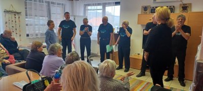 Počas mesiaca úcty k starším nám spríjemnila deň mužská spevácka skupina Borovô z Medzibrodu