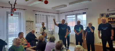 Počas mesiaca úcty k starším nám spríjemnila deň mužská spevácka skupina Borovô z Medzibrodu