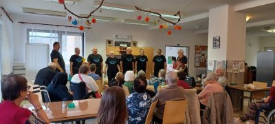 Počas mesiaca úcty k starším nám spríjemnila deň mužská spevácka skupina Borovô z Medzibrodu