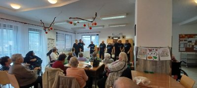 Počas mesiaca úcty k starším nám spríjemnila deň mužská spevácka skupina Borovô z Medzibrodu